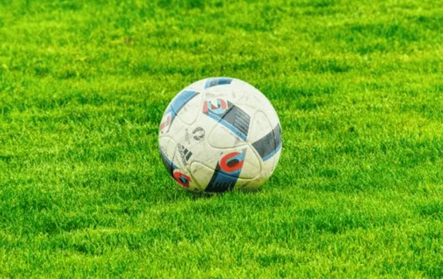 深夜的客厅里，绿茵直播的社区功能让独自观赛的球迷不再孤单。